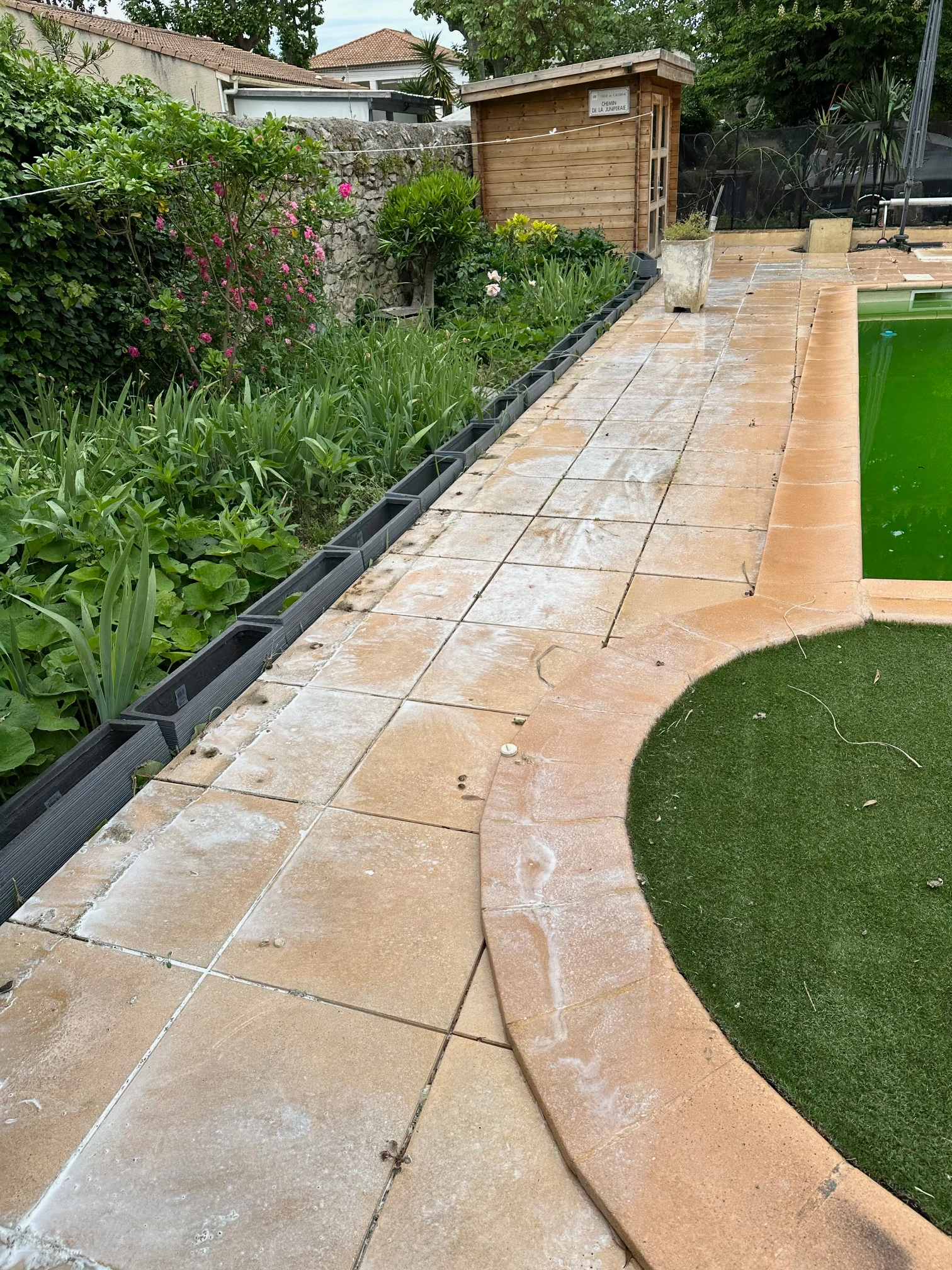 application de produits hydrofuge et désincrustant sur terrasse