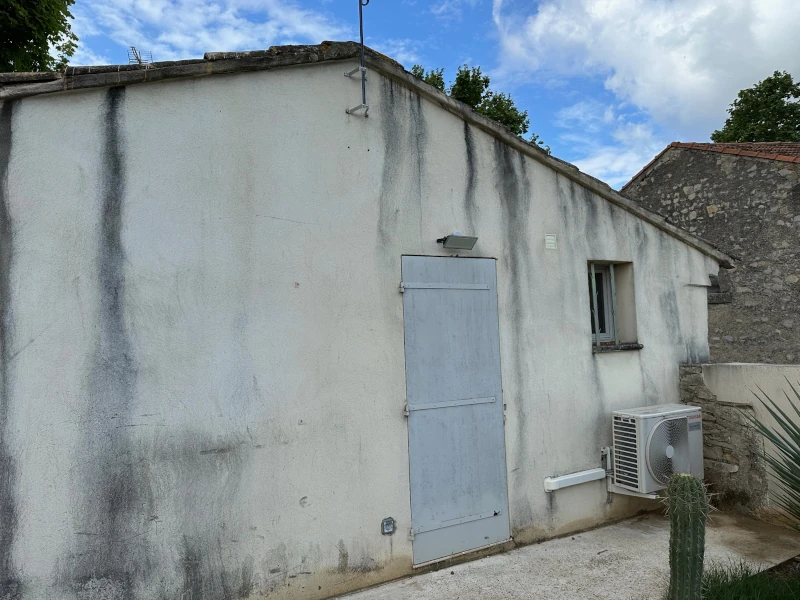 nettoyage de façade à calvisson avant traitement