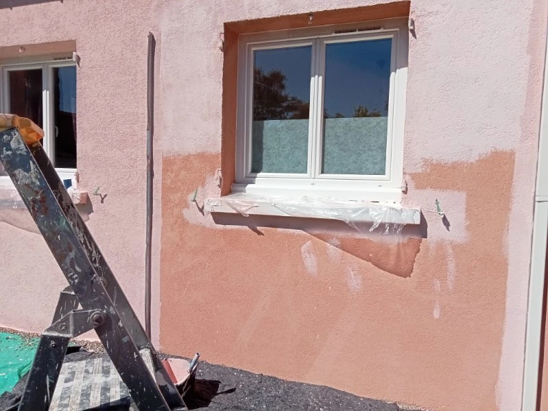 travaux de façade en cours à Calvisson